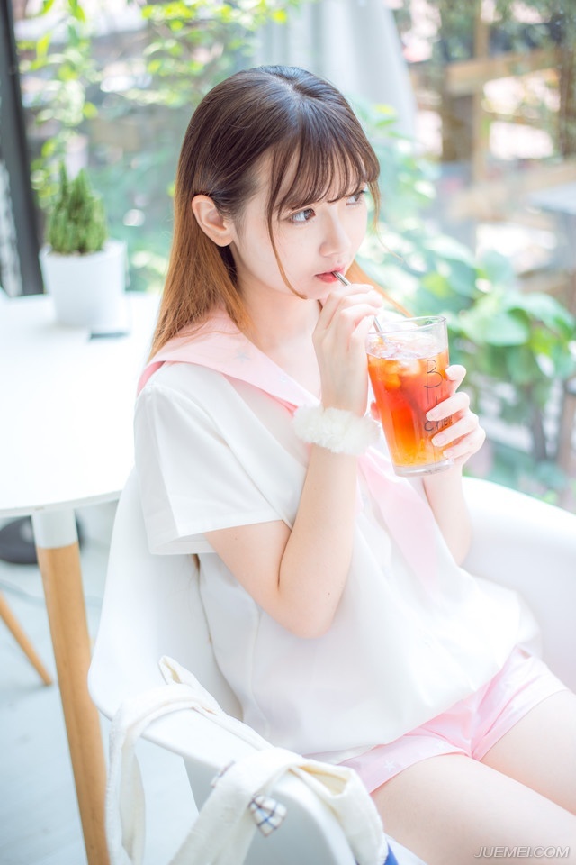 “大耳贼背信弃义！”夏侯惇得知消息之后，不禁怒骂起来，他们在虎牢关舍生忘死，刘备在那边不愠不火的打了半年，然后就这么拍拍屁股走人，让他们一家独自去面对关中的压力。